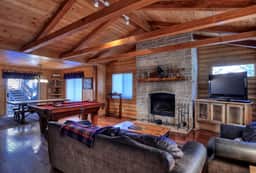 Beautiful Slope Side Bear Mountain Lodge.  Spa and Pool Table!