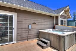 Sky High Estate has amazing lake views! Spa and Pool Table!