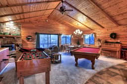 Dreamscape Villa backs ot the forest! Spa, pool table!