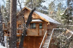 Dreamscape Villa backs ot the forest! Spa, pool table!