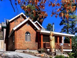 Beautiful Slope Side Bear Mountain Lodge.  Spa and Pool Table!