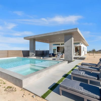 The Solitude. 5 private acres/Pool/Pickleball/Spa and Stunning Views