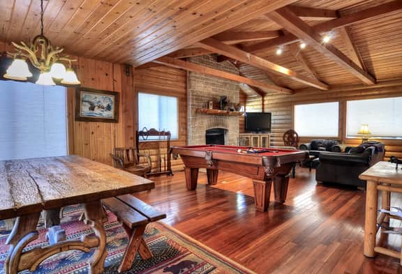 Beautiful Slope Side Bear Mountain Lodge.  Spa and Pool Table!