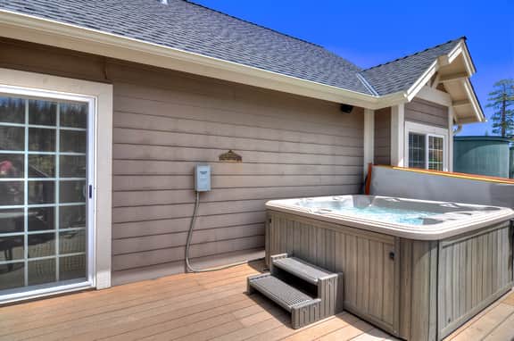 Sky High Estate has amazing lake views! Spa and Pool Table!