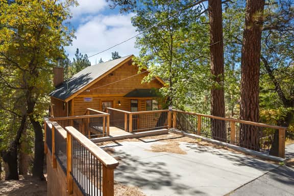 Dreamscape Villa backs ot the forest! Spa, pool table!