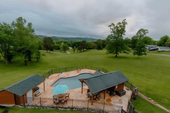 Tennessee Royalty on 2.5 Acres. Pool/Spa Estate! Views! Outdoor Kitchen!