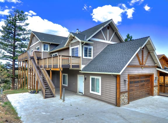 Sky High Estate has amazing lake views! Spa and Pool Table!