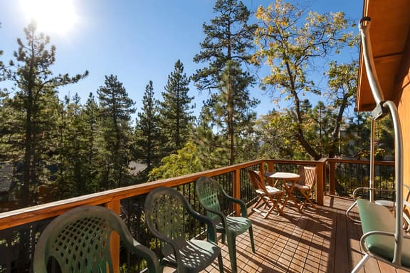 Dreamscape Villa backs ot the forest! Spa, pool table!