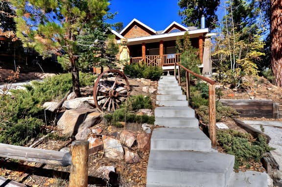 Beautiful Slope Side Bear Mountain Lodge.  Spa and Pool Table!