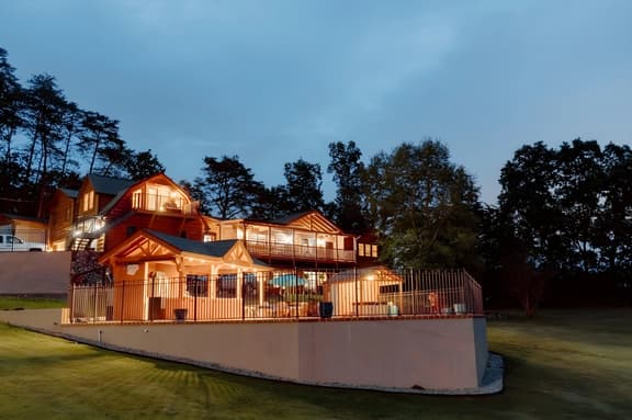 Tennessee Royalty on 2.5 Acres. Pool/Spa Estate! Views! Outdoor Kitchen!